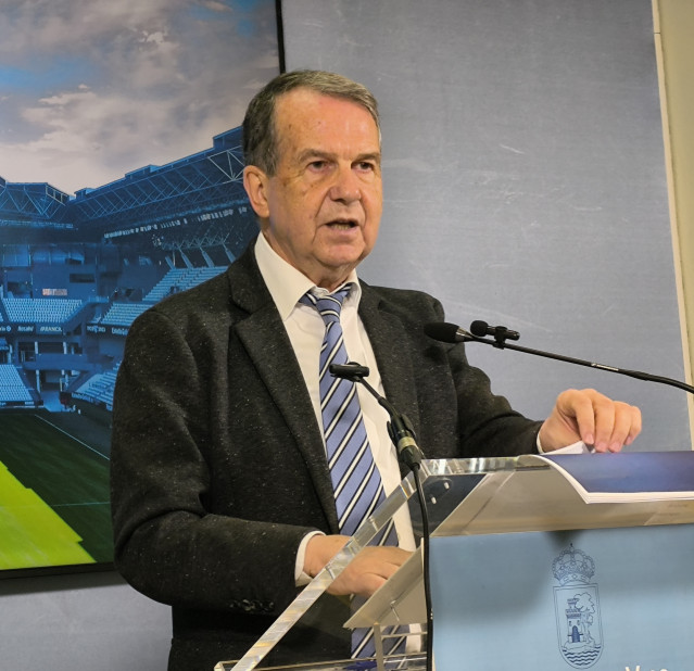 El alcalde de Vigo, Abel Caballero, informa en rueda de prensa sobre la reunión con responsables de la RFEF, en Vigo, a 13 de mayo de 2025.