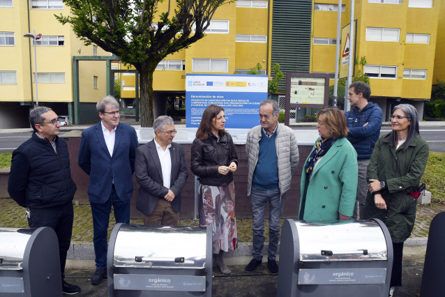 La conselleira de Medio Ambiente e Cambio Climático, Ángeles Vázquez, durante su visita a un punto de compostaje comunitario instalado por la Diputación de Ourense en O Carballiño