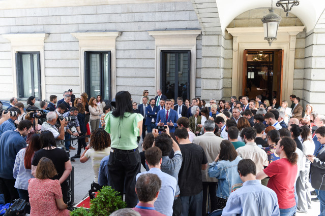 Archivo - El presidente del Gobierno, Pedro Sánchez, ofrece declaraciones a los medios, tras finalizar una sesión plenaria.
