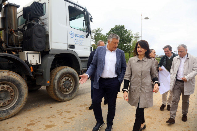 La conselleira de Vivenda e Planificación de Infraestruturas, María M. Allegue, y el alcalde de Sanxenxo, Telmo Martín, visitando una parcela para vivienda pública, a 13 de mayo.