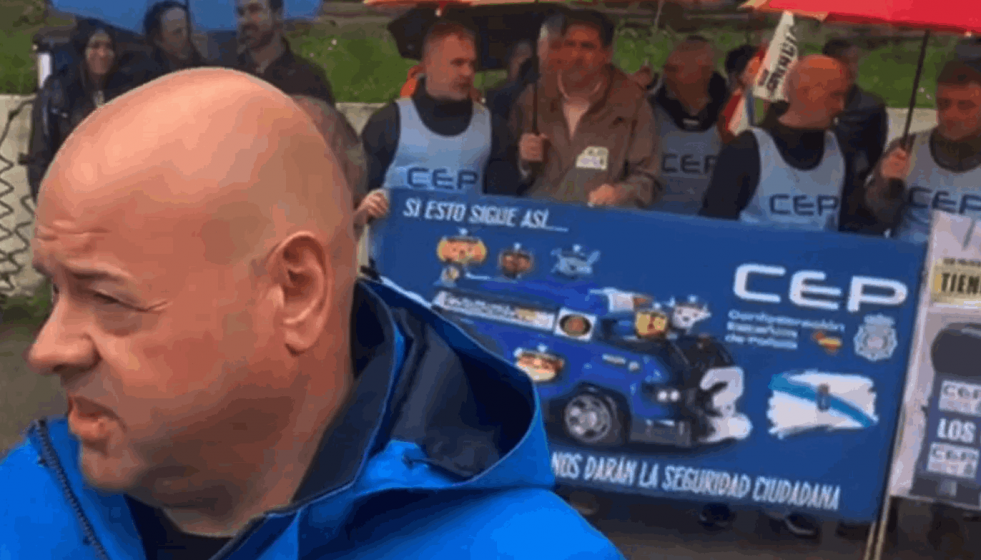 El portavoz de la Asociación Española de Guardias Civiles haciendo declaraciones en Lugo en una imagen de Hermes TV