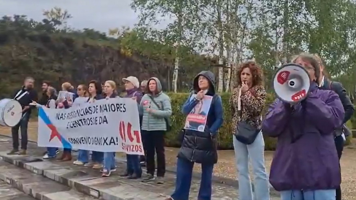 Protesta de trabajadoras de residencias en la Cidade da Cultura en un acto de la Xunta