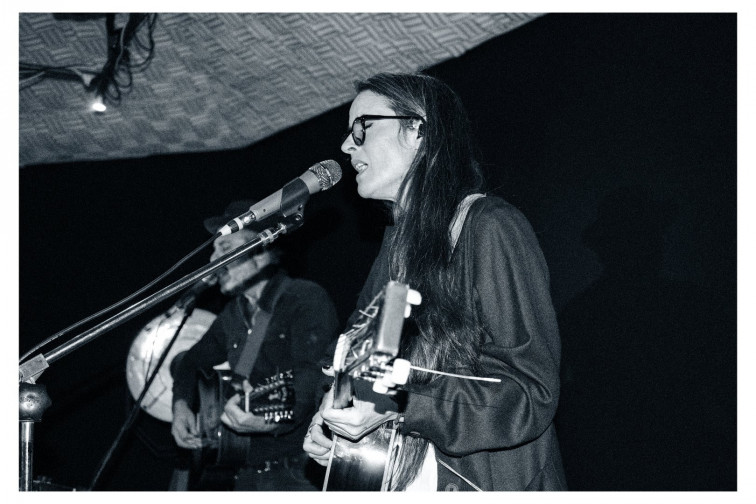 Vega arropa a Eladio y Los Seres Queridos en un adelanto de su nuevo disco