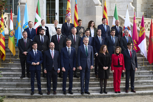 Archivo - Foto de familia de la XXVII Conferencia de Presidentes, en el Palacio de la Magdalena, a 13 de diciembre de 2024, en Santander, Cantabria (España).