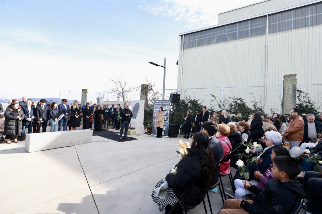 Archivo - Varias personas durante un homenaje a las víctimas en el segundo aniversario del naufragio del ‘Villa de Pitanxo’, junto a la placa de recuerdo de los fallecidos, a 17 de febrero de 2024, en Marín, Pontevedra, Galicia (España). El pasado 15 de f