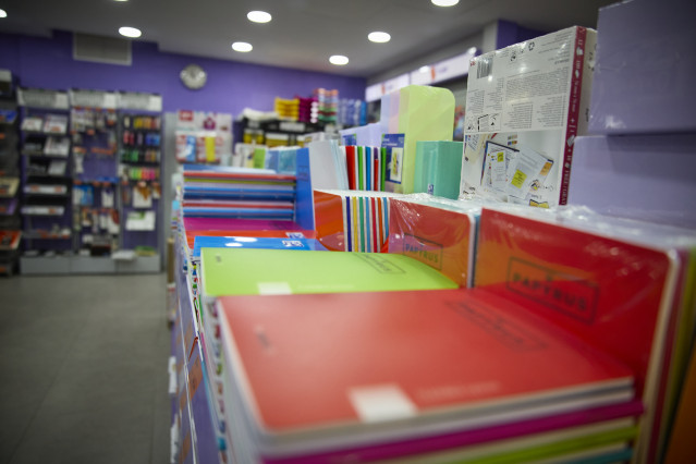 Archivo - Cuadernos y demás material escolar, en la papelería Folder Hermosilla, a 24 de agosto de 2024, en Madrid (España). Las familias gastarán 491,9€ por niño en 'la vuelta al cole' de este 2024, según un estudio realizado por idealo.es. Los libros de