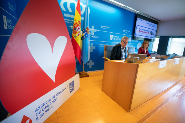 El conselleiro de Sanidade, Antonio Gómez Caamaño, y la presidenta de ADOS, Marisa López, durante la presentación de los datos de la campaña de donación de sangre de 2024, a 14 de mayo de 2025.