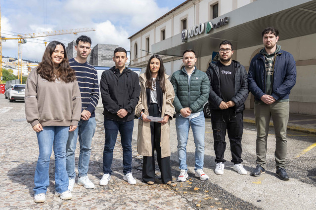La presidenta de Novas Xeracións, Nicole Grueira, y miembros del colectivo juvenil del PP.
