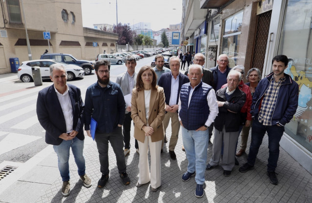 La conselleira de Medio Ambiente e Cambio Climático, Ángeles Vázquez, presenta a la asociación de afectados del barrio de Valdecorvos, de Pontevedra, el área de inundación controlada que plantea la Xunta