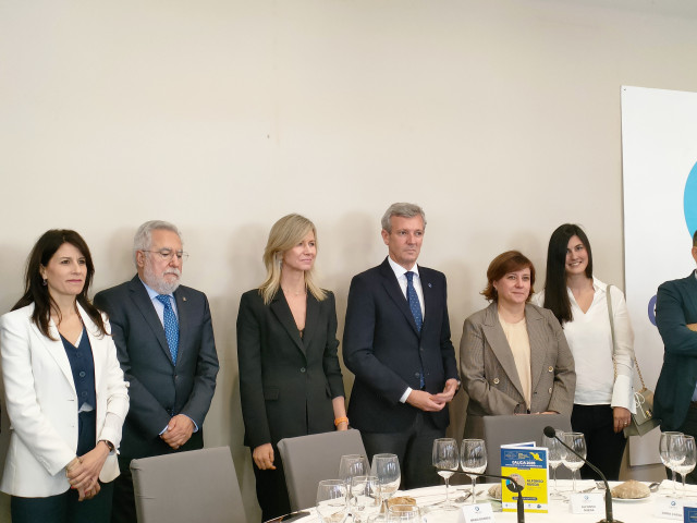 El presidente de la Xunta, Alfonso Rueda, junto a la presidenta del Círculo de Empresarios de Galicia, María Borras, y el presidente del Parlamento de Galicia, Miguel Ángel Santalices, entre otras autoridades, en un almuerzo con empresarios en Vigo.,
