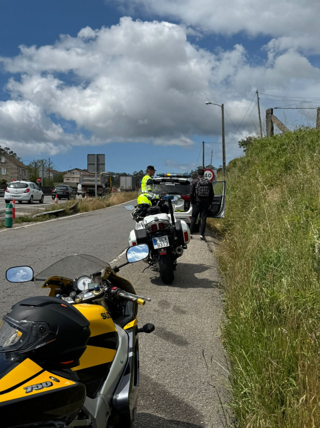 Interceptado en la A-55 en Mos (Pontevedra) un motorista que circulaba sin carné, sin seguro y de forma temeraria.
