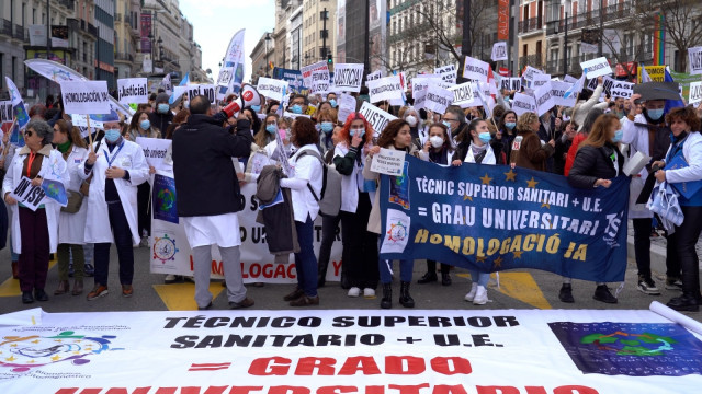 Archivo - Imagen de archivo de la movilización del Sindicato Estatal de Técnicos Superiores Sanitarios (SIETeSS) y otras ocho organizaciones para reclamar que su formación sea grado universitario.