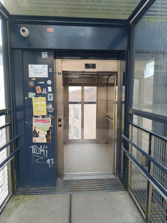 El ascensor de Triacastela, en Santiago, vuelve a estar operativo tras casi un mes averiado
