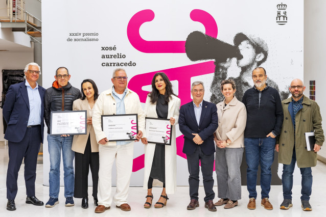 EL presidente provincial, Luis Menor, preside el acto de entrega del XXXIV Premio de Xornalismo Xosé Aurelio Carracedo