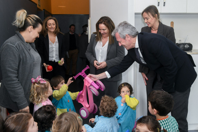 Archivo - El presidente de la Xunta, Alfonso Rueda, y la conselleira de Política Social, Fabiola García, visitan una escuela infantil