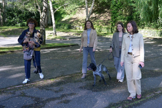 La conselleira de Medio Ambiente e Cambio Climático, Ángeles Vázquez, en un acto en Oleiros para presentar las ayudas sobre adopción de animales de compañía