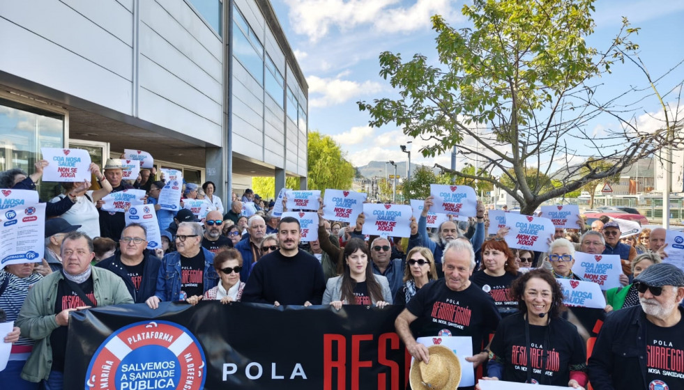Cientos de personas protestan en el centro de salud de Viveiro (Lugo) contra la falta de médicos convocadas por la Plataforma Sanitaria da Mariña.