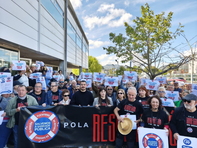 Cientos de personas protestan en el centro de salud de Viveiro (Lugo) contra la falta de médicos convocadas por la Plataforma Sanitaria da Mariña.