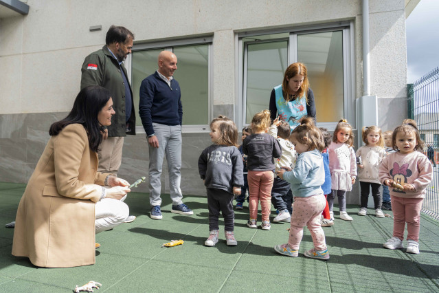La secretaria xeral del PPdeG, Paula Prado, visita junto a otros cargos populares en Friol ponen en valor las medidas en apoyo a las familias