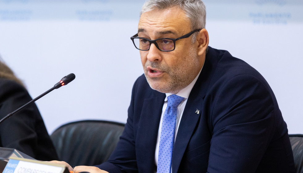 El gerente del Sergas, José Ramón Parada, en la comisión 5ª del Parlamento gallego.
