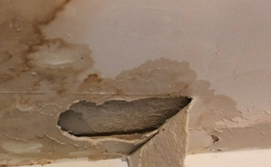 Vuelve a caerse el techo en los juzgados de Lugo, donde ya se desprendió el mes pasado