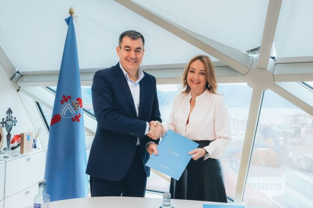 El conselleiro de de Educación, Ciencia, Universidades e FP, Román Rodríguez, y la presidenta del equipo del Celta de Vigo, Marián Mouriño