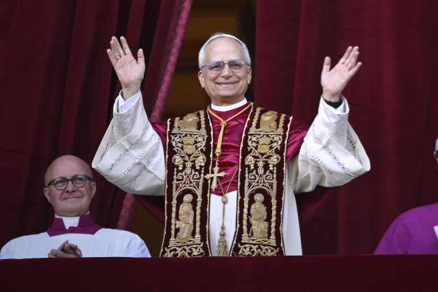El cardenal Robert Prevost, Papa León XIV, el Papa número 267 de la historia, comparece ante sus fieles, en el balcón de la Basílica de San Pedro, a 8 de mayo de 2025, en La Ciudad del Vaticano (El Vaticano). El humo de la cuarta fumata del Cónclave para