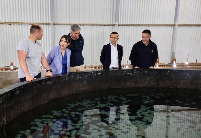La conselleira de Economía e Industria, María Jesús Lorenzana, visita la planta de Stolt Sea Farm