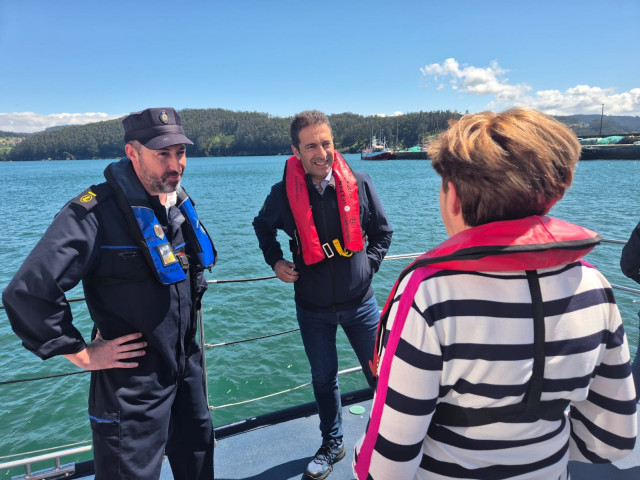 El conselleiro do Mar, Alfonso Villares, visita Cedeira (A Coruña).