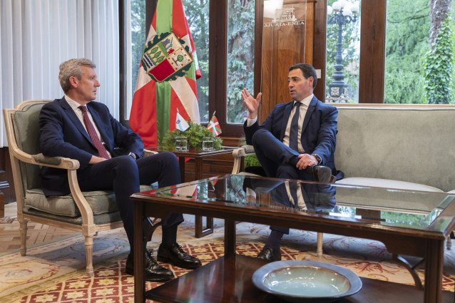 El presidente de la Xunta de Galicia, Alfonso Rueda, y el lehendakari, Imanol Pradales.