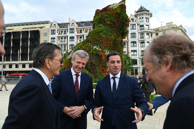 El presidente de la Xunta de Galicia, Alfonso Rueda, y el Lehendakari, Imanol Pradales, antes de participar en el 'Foro Agenda Atlántica' en Bilbao