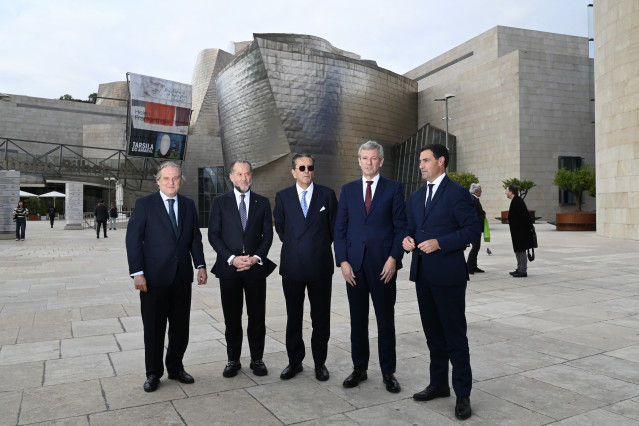 El lehendakari, Imanol Pradales (Iº dch), y el presidente de la Xunta, Alfonso Rueda, (2º dch) posan delante del Museo Guggenheim