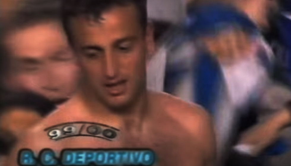 Fran aupado por el público de Riazor tras conquistar La Liga