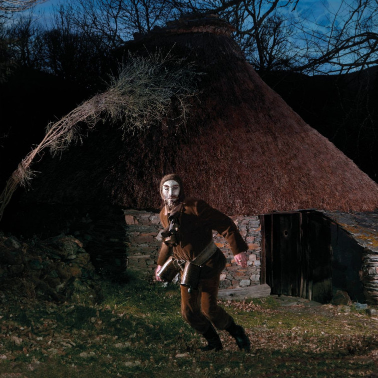 El coruñés Carlos Ares nos adentra en 'La boca del lobo', segundo disco del cantautor