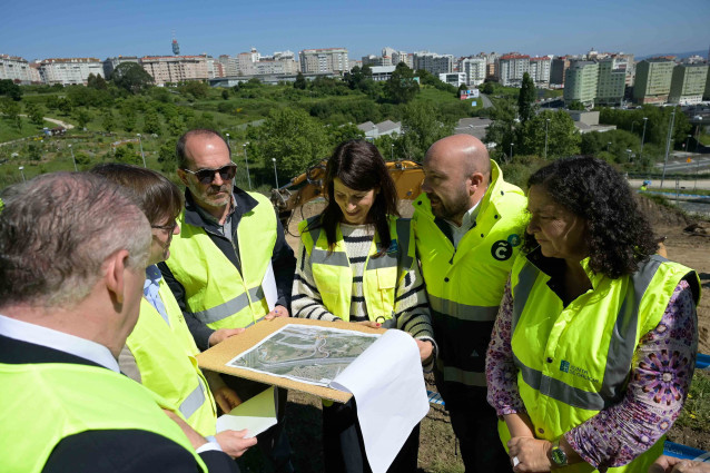 La conselleira de Planificación de Infraestruturas, María Martínez Allegue, y el portavoz del gobierno local, José Manuel Lage,  entre otras autoridades, en las obras del Novo Chuac