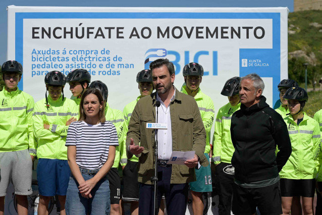 El conselleiro de Presidencia, Xustiza e Deportes, Diego Calvo, presenta el programa 'EBici' en A Coruña.