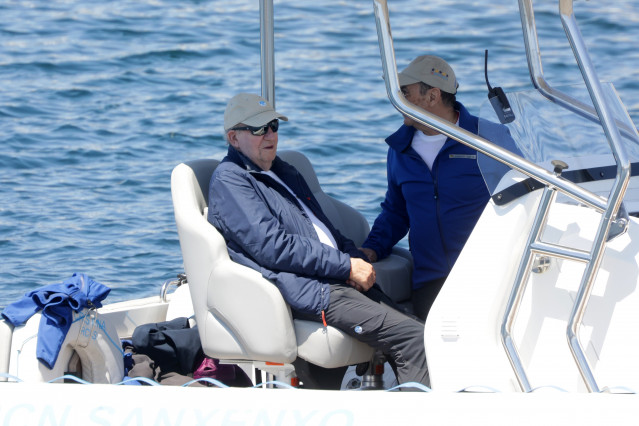 El rey Juan Carlos y Pedro Campos embarcando en el puerto deportivo, a 16 de mayo de 2025, en Sanxenxo (España).