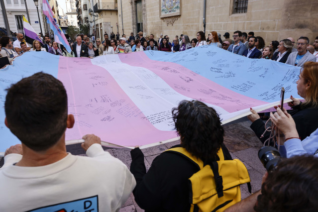 Decenas de personas durante la concentración contra las enmiendas a la Ley Trans de la Comunidad Valenciana, en el exterior de las Cortes Valencianas, a 15 de mayo de 2025, en Valencia, Comunidad Valenciana (España).