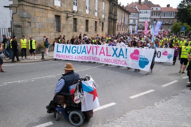 Decenas de personas durante una manifestación por el uso de la lengua gallega, coincidiendo con el Día de las Letras Galegas, a 17 de mayo de 2025, en Santiago de Compostela, A Coruña, Galicia (España).