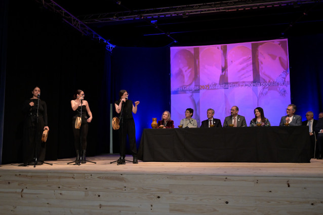 El grupo Tanxugueiras actúa durante el pleno extraordinario de la Real Academia Galega, en el Centro Cívico Cultural de Malpica de Bergantiños, a 17 de mayo de 2025, en Malpica de Bergantiños, A Coruña, Galicia (España). Este pleno extraordinario se celeb