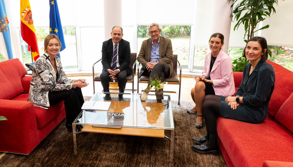 La conselleira de Política Social e Igualdade, Fabiola García, se reúne con la Fundación Secretariado Gitano encabezada por su presidenta, Sara Giménez.