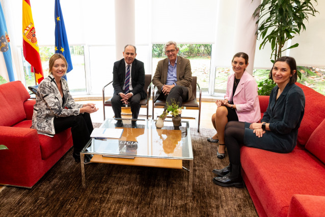 La conselleira de Política Social e Igualdade, Fabiola García, se reúne con la Fundación Secretariado Gitano encabezada por su presidenta, Sara Giménez.