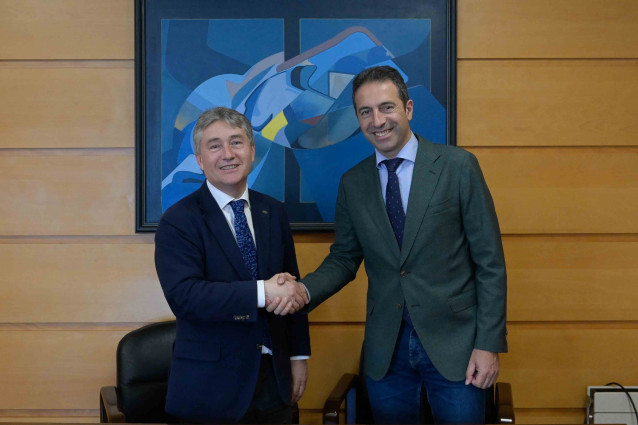 El rector de la Universidade da Coruña (UDC), Ricardo Cao, y el conselleiro do Mar, Alfonso Villares, firman un convenio para implantar el proyecto 'Biorock'.