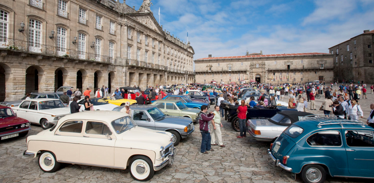 Un centenar de vehículos históricos 'aparcan' no Obradoiro