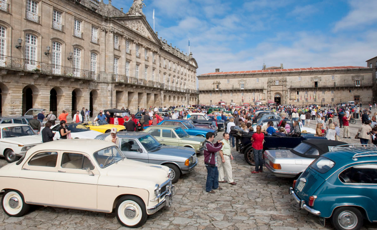 Un centenar de vehículos históricos 'aparcan' no Obradoiro