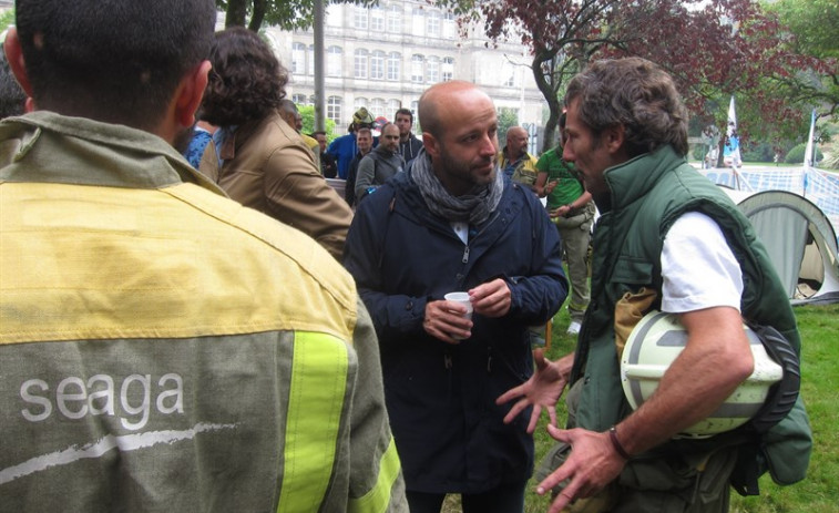 ​Villares almorza cos traballadores de Seaga acampados en San Caetano e promete 