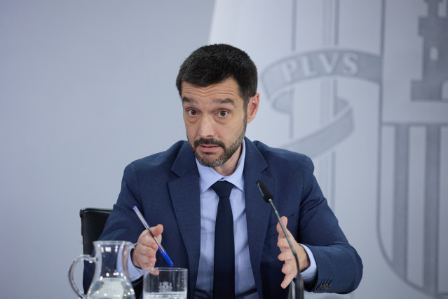 Archivo - El ministro de Derechos Sociales, Consumo y Agenda 2030, Pablo Bustinduy, durante una rueda de prensa posterior a la reunión del Consejo de Ministros, en el Palacio de La Moncloa, a 15 de abril de 2025, en Madrid (España). El Consejo de Ministro