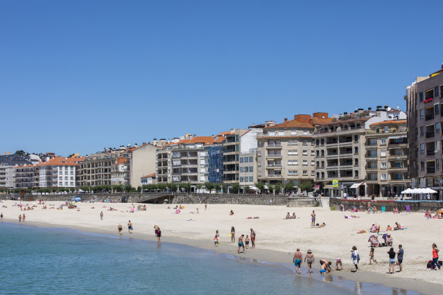 Archivo - Varias personas disfrutan de la playa de Sanxenxo, a 4 de junio de 2021, en Sanxenxo, Pontevedra, Galicia, (España). El aumento de las temperaturas y la progresiva mejora de la situación epidemiológica ha colaborado en que los gallegos comiencen