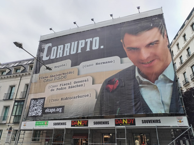 Hazte Oír despliega una lona frente al Congreso con una imagen de Pedro Sánchez acompañado del lema 