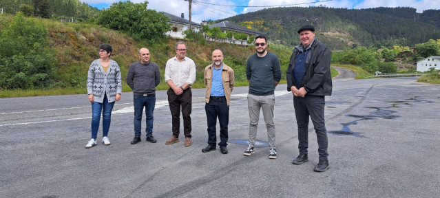 El diputado del BNG en el Congreso, Néstor Rego, acompañado de dirigentes nacionalistas del sur de Lugo, en Quiroga.